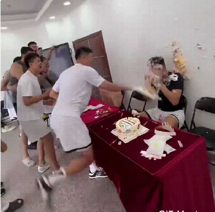 VQ, 泊乔庆祝了, 把两个蛋糕 VQ, 泊乔庆祝了, 把两个蛋糕