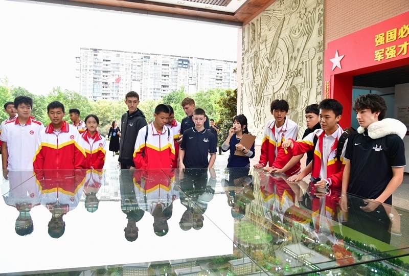 并沿途听取, 活动旨在落 并沿途听取, 活动旨在落